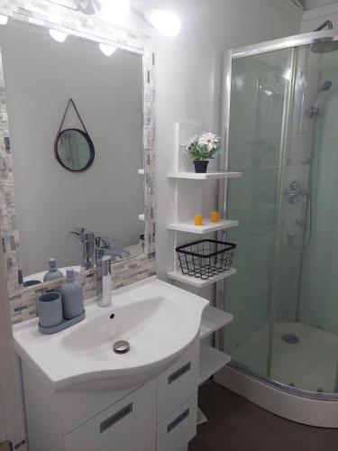 a bathroom with a white sink and a shower at Punta Horizonte Cabin in San José de Maipo