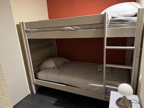 quelques lits superposés dans une chambre dans l'établissement ღ L'Oasis - Piscine, Parking & Wifi, à La Rochelle