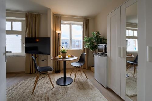 a small kitchen with a table and chairs in a room at Cozy & Fully Equipped Studio in Eindhoven 1 in Eindhoven