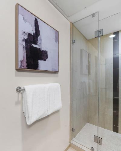 Ένα μπάνιο στο Lodgeur Midtown, Houston - close to Downtown & Texas Medical Center
