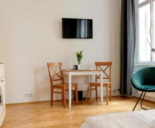 TV a/nebo společenská místnost v ubytování Cosy central apartment in Žižkov