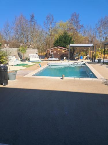 una piscina en medio de un patio en Chambre chez l habitant...maison Zen Zen, en Brévonnes