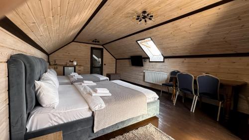 VarashにあるGreen Zoneのベッドとテーブルと椅子のある寝室