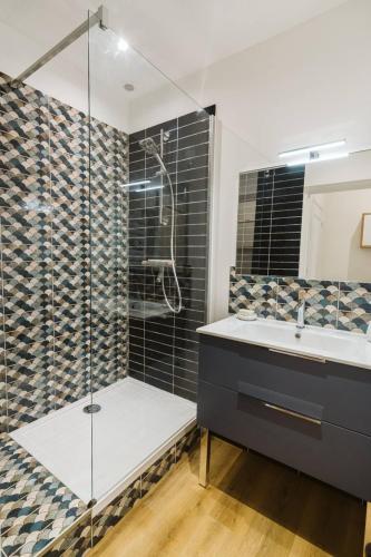 une salle de bain avec douche et lavabo dans l'établissement Magnifique 3 chambres, vue sur le port, clim., à La Ciotat