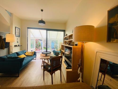 un salon avec un canapé bleu et une cheminée dans l'établissement Casa Anna, à Angers