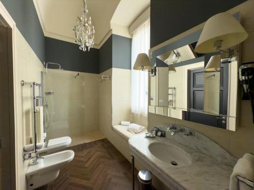 a bathroom with a sink and a tub and a mirror at Relais Il Santissimo in Turi