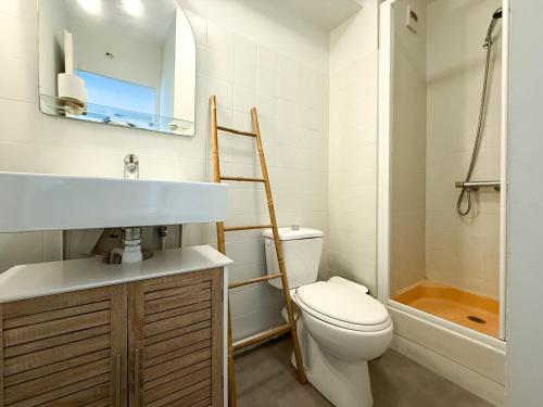 une salle de bain avec toilettes, lavabo et douche dans l'établissement La Rose Des Vents - Studio - Arago - Vue mer, à Les Sables-dʼOlonne