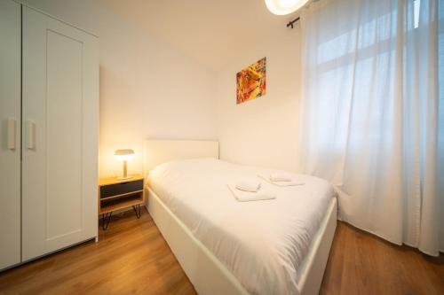 une chambre blanche avec un lit et une fenêtre dans l'établissement Super Studio Near Basel two personnes Wifi 2, à Saint-Louis