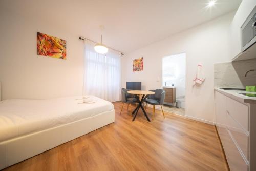 une pièce avec un lit et une table dedans dans l'établissement Super Studio Near Basel two personnes Wifi 2, à Saint-Louis