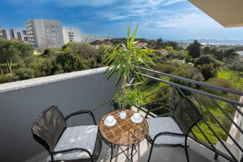 Teny studio with balcony and private parking