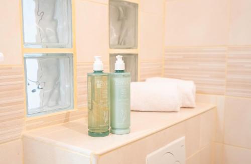 due bottiglie di acqua dolce in bagno di Le Vitry - Calme, terrasse, proche Paris a Vitry-sur-Seine