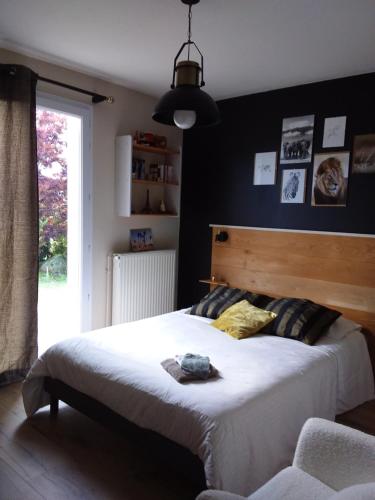 une chambre avec un grand lit et une chaise dans l'établissement Les Etoiles du mont d'Uzore, à Chalain-dʼUzore