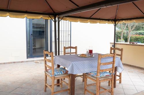 Capraia e LimiteにあるCasa Margheritaのパティオ(パラソルの下にテーブルと椅子付)