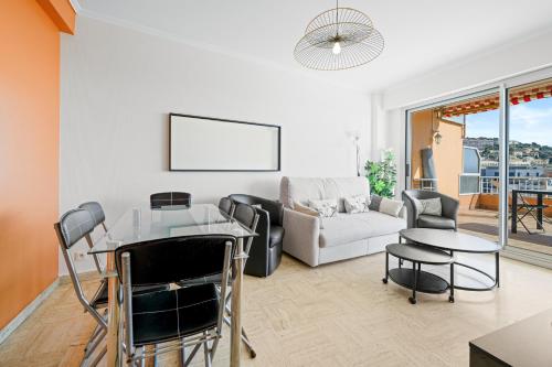 un salon avec un canapé et une table dans l'établissement 'L'Alicante proche' gare, terrasse, vue mer, à Menton
