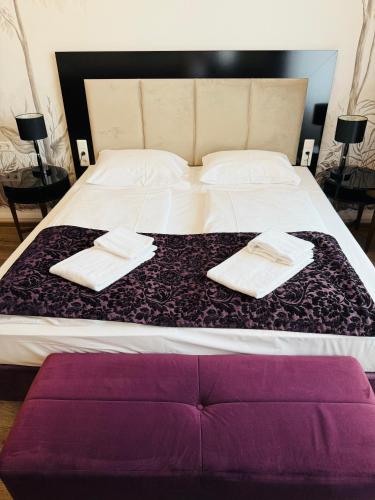 a bed with two towels on top of it at Hotel Pension Baron am Schottentor in Vienna