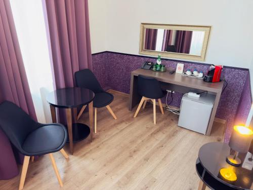 a room with a table and chairs and a mirror at Hotel Pension Baron am Schottentor in Vienna