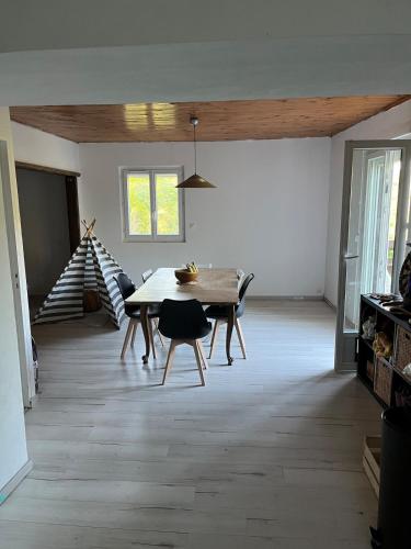un salon avec une table et un escalier dans l'établissement Jolie maison des Cévennes, à Aumessas