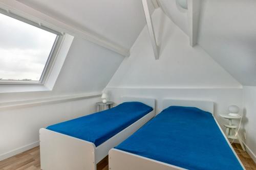 une chambre avec deux lits et une fenêtre dans l'établissement Bel appartement - 2min plage, à La Turballe