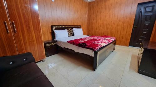 Ένα ή περισσότερα κρεβάτια σε δωμάτιο στο Hotel Grand orchard one