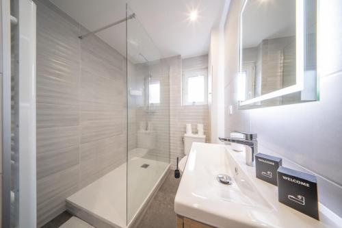 une salle de bain blanche avec un lavabo et une douche dans l'établissement Super Appartement Near Basel 4 personnes 7, à Saint-Louis