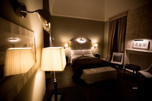 a hotel room with a bed and two lamps at Relais Il Santissimo in Turi