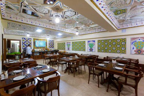 En restaurant eller et andet spisested på Iman Hotel