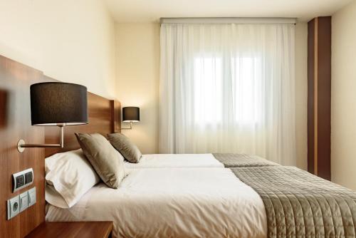 a bedroom with a large bed and a window at BS Capitulaciones in Santa Fe