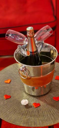 TourvesXcoquine Love Room & Spa的金属桶里的一瓶香槟
