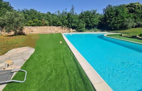 an overhead view of a swimming pool with green grass at Duplex Love Room & Spa in Tourves