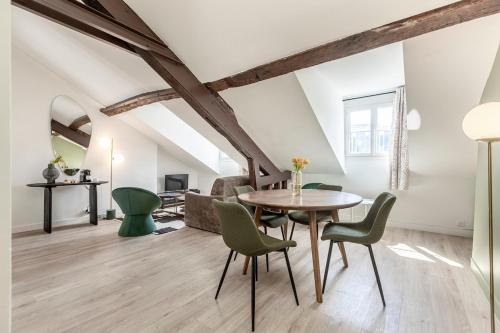 une salle à manger avec une table et des chaises vertes dans l'établissement 62#Opera #GrandsBoulevards #Louvre #Paris 02 #AC, à Paris