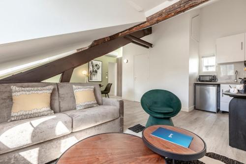 un salon avec un canapé et une table dans l'établissement 62#Opera #GrandsBoulevards #Louvre #Paris 02 #AC, à Paris