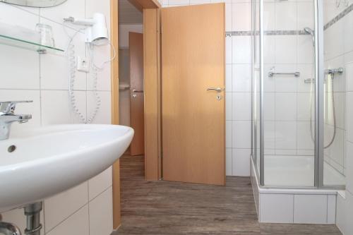 a bathroom with a sink and a shower at Brise8 - Greetsiel in Krummhörn