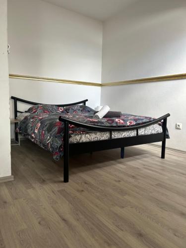 un letto nell'angolo di una camera di 1st May Plaza a Bratislava