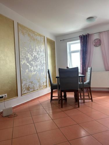 una sala da pranzo con tavolo e sedie di 1st May Plaza a Bratislava