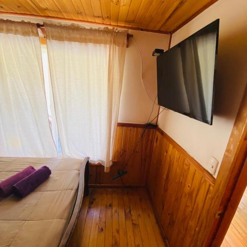 Μια τηλεόραση ή/και κέντρο ψυχαγωγίας στο Cabañas Lamoni, con bajada al río