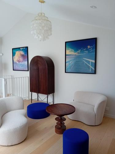 a living room with two chairs and a table at theSocial Liveur- SOHO- LES CHARTRONS in Bordeaux