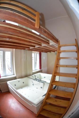 un ampio bagno con vasca e scala di Apartments Downtown Novi Sad a Novi Sad