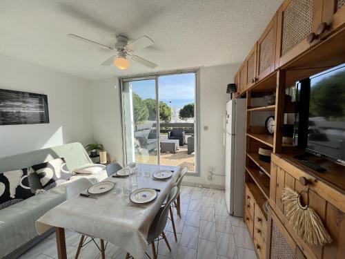 Photo de la galerie de l'établissement Sol-y-Days Cyprianes grande terrasse avec piscine, à La Grande Motte