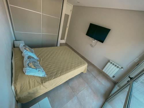 a small bed in a small room with at Luminoso y Aireado con Piscina in Saladillo