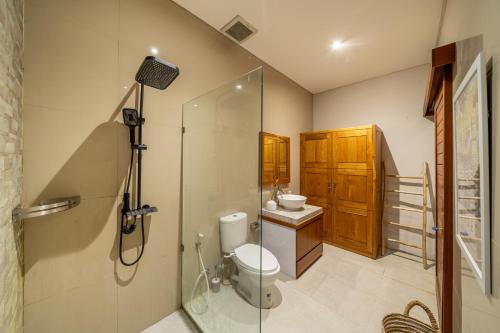 Bilik mandi di Sunterra 3- Luxury 3Bedroom Villa in Canggu with Private Pool - Exclusive Special Promo