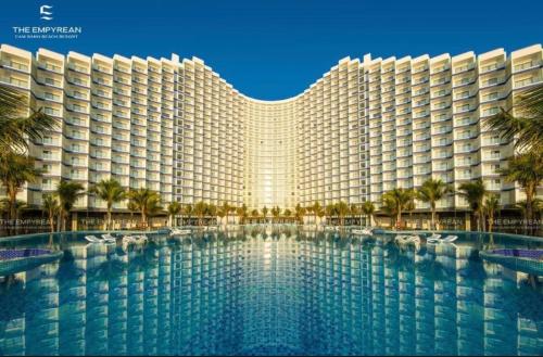 un grand complexe hôtelier avec une grande piscine dans l'établissement The M-Arena Cam Ranh BeachFont, à Thôn Hò Ða