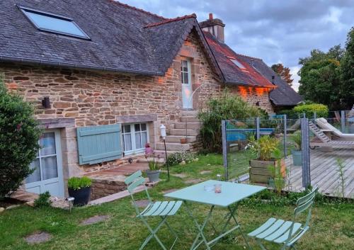 Ein Garten an der Unterkunft Chambres d'hôtes avec piscine