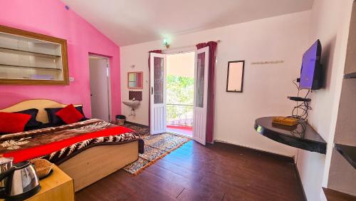 Postel nebo postele na pokoji v ubytování Vibe inn kodai