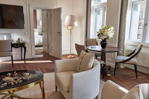 Ruang duduk di Vier Jahreszeiten Kempinski München
