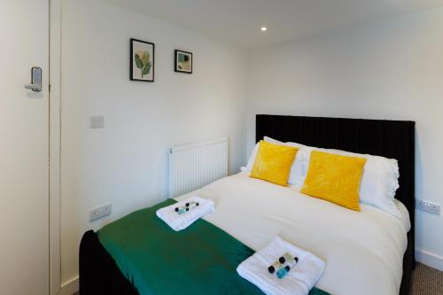 a bedroom with a bed with two towels on it at 4 Bedroom, Sleeps 8, 3 Bathroom, Hot Tub, WiFi, Smart TVs in Each Room 3 min walk to KINGSHOLM Stadium in Gloucester