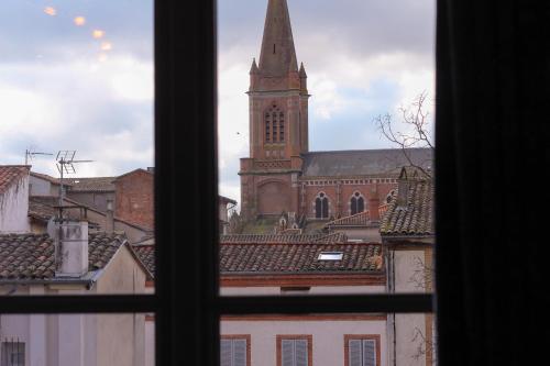 a view of a church from a window at Le Loft Paradise in Montauban