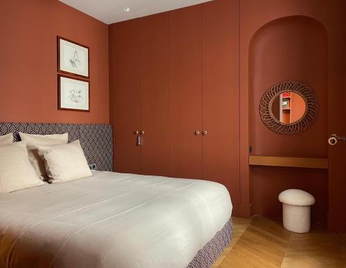 une chambre avec un grand lit et un miroir dans l'établissement L'Atelier 35 with view of Montmartre, à Paris