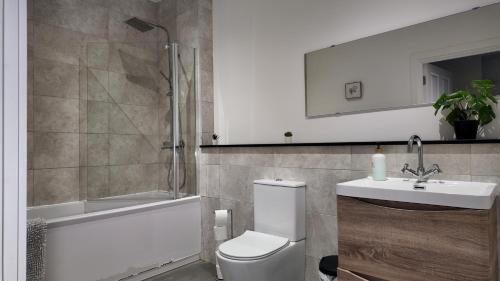 Bilik mandi di Modern house in Birmingham