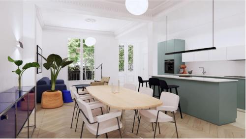 une cuisine et une salle à manger avec une table et des chaises dans l'établissement Nice Cote d'Azur jardin parking 6 pers luxe, à Nice