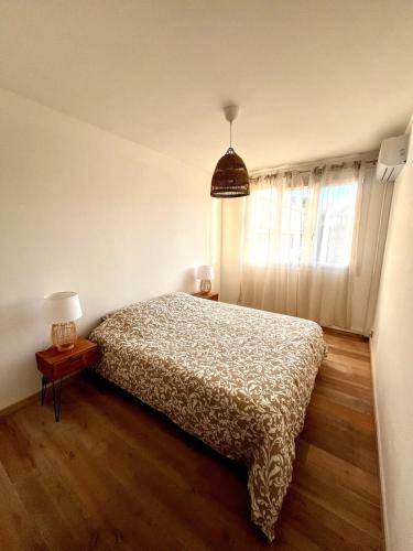 une chambre avec un lit, une lampe et une fenêtre dans l'établissement Appartement 6p proche plage, climatisé, parking gratuit, à La Seyne-sur-Mer